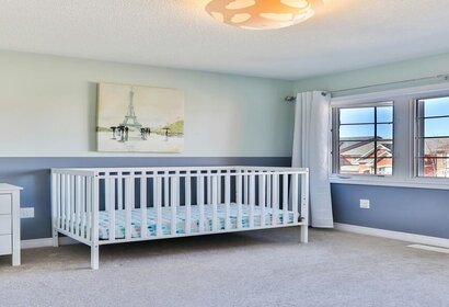 Lit parapluie ou à barreaux : Lequel choisir ?