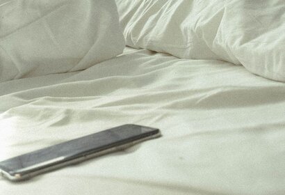Pourquoi ne faut-il pas utiliser son smartphone dans son lit ?